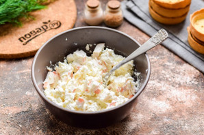 Тарталетки с творожным сыром и крабовыми палочками Тарталетки с творожным сыром и крабовыми палочками