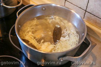 Суп из говядины с помидорами и консервированным зеленым горошком Суп из говядины с помидорами и консервированным зеленым горошком