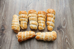 Слоеные трубочки со взбитыми сливками