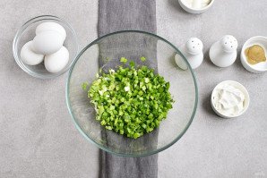 Салат из яиц и зеленого лука Салат из яиц и зеленого лука