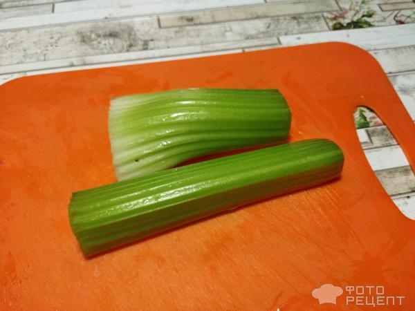 Рецепт: Легкий салат с крабовыми палочками - с добавлением сельдерея Рецепт: Легкий салат с крабовыми палочками - с добавлением сельдерея