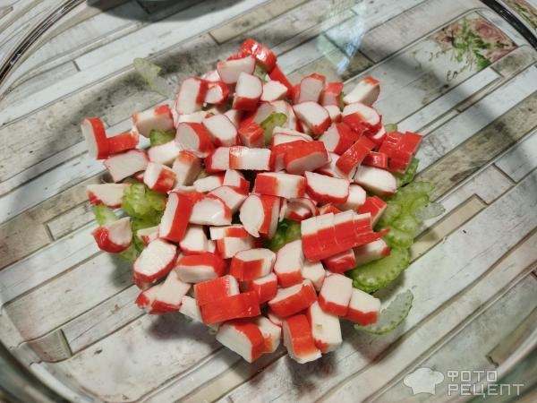 Рецепт: Легкий салат с крабовыми палочками - с добавлением сельдерея Рецепт: Легкий салат с крабовыми палочками - с добавлением сельдерея