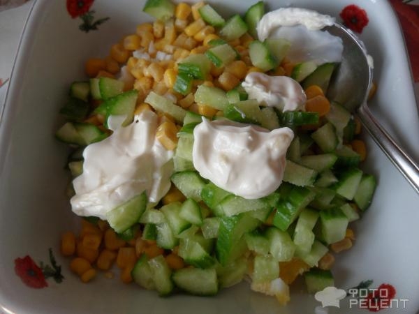 Рецепт: Салат из огурца с яйцом и кукурузой - заправленный майонезом Рецепт: Салат из огурца с яйцом и кукурузой - заправленный майонезом