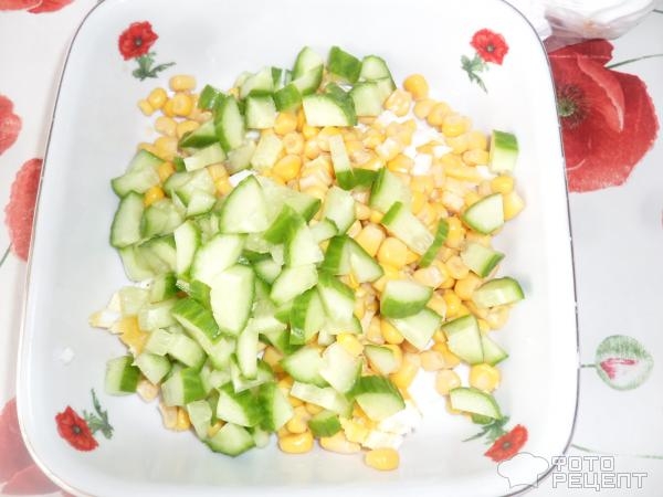 Рецепт: Салат из огурца с яйцом и кукурузой - заправленный майонезом Рецепт: Салат из огурца с яйцом и кукурузой - заправленный майонезом