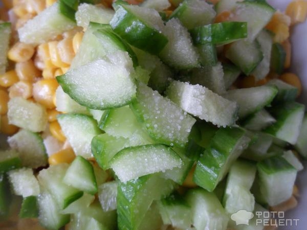 Рецепт: Салат из огурца с яйцом и кукурузой - заправленный майонезом Рецепт: Салат из огурца с яйцом и кукурузой - заправленный майонезом