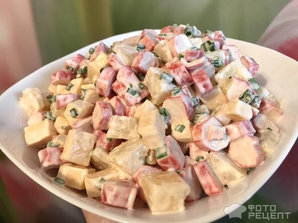 Рецепт: Салат "Крабовые палочки с ананасами" - с сыром Рецепт: Салат "Крабовые палочки с ананасами" - с сыром