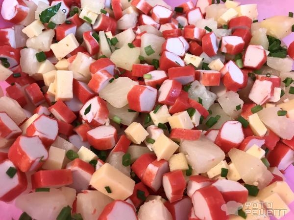 Рецепт: Салат "Крабовые палочки с ананасами" - с сыром Рецепт: Салат "Крабовые палочки с ананасами" - с сыром