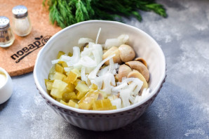 Салат с солеными грибами и картофелем Салат с солеными грибами и картофелем