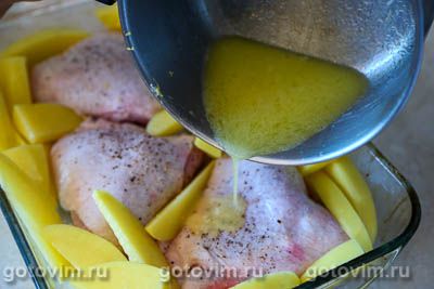 Куриные бедра, запеченные в соусе из сливочного масла с чесноком и лимоном Куриные бедра, запеченные в соусе из сливочного масла с чесноком и лимоном
