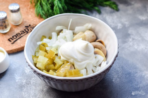 Салат с солеными грибами и картофелем Салат с солеными грибами и картофелем