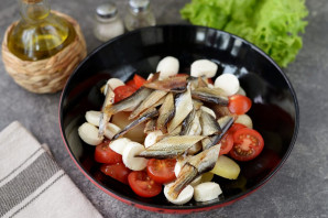 Салат с копченой салакой Салат с копченой салакой