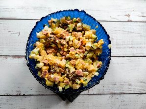 Салат с грецкими орехами и колбасой Салат с грецкими орехами и колбасой