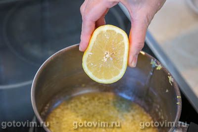 Куриные бедра, запеченные в соусе из сливочного масла с чесноком и лимоном Куриные бедра, запеченные в соусе из сливочного масла с чесноком и лимоном