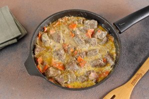 Говяжья печень тушеная с сельдереем