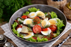 Салат с копченой салакой Салат с копченой салакой