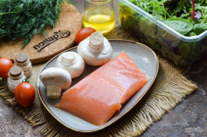 Салат с красной рыбой и шампиньонами Салат с красной рыбой и шампиньонами