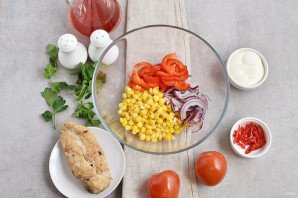Салат с помидорами и куриным филе