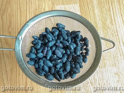 Творожный десерт с жимолостью и кокосовой стружкой