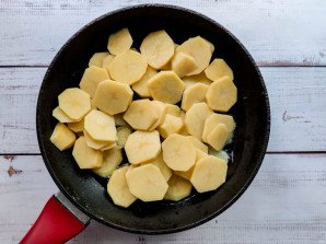 Жареная картошка кольцами в сковороде