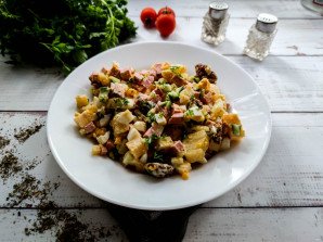 Салат с грецкими орехами и колбасой Салат с грецкими орехами и колбасой