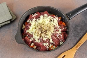 Говяжья печень тушеная с сельдереем