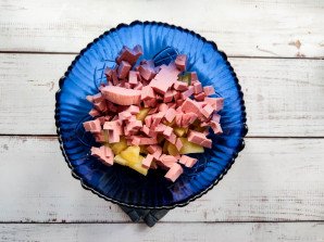 Салат с грецкими орехами и колбасой Салат с грецкими орехами и колбасой