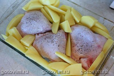 Куриные бедра, запеченные в соусе из сливочного масла с чесноком и лимоном Куриные бедра, запеченные в соусе из сливочного масла с чесноком и лимоном