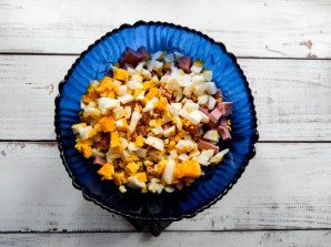 Салат с грецкими орехами и колбасой Салат с грецкими орехами и колбасой