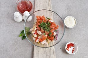 Салат с помидорами и куриным филе