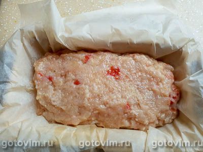 Мясной хлеб из куриного филе с кусочками пассаты из помидоров