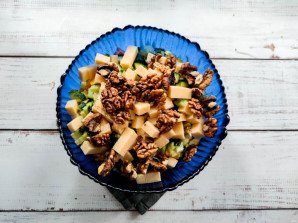 Салат с грецкими орехами и колбасой Салат с грецкими орехами и колбасой