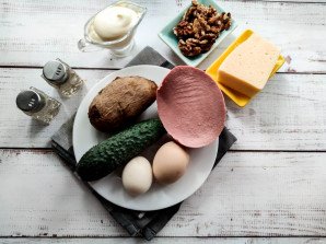 Салат с грецкими орехами и колбасой Салат с грецкими орехами и колбасой
