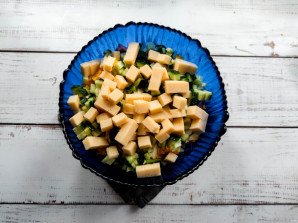 Салат с грецкими орехами и колбасой Салат с грецкими орехами и колбасой