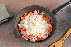 Говяжья печень тушеная с сельдереем