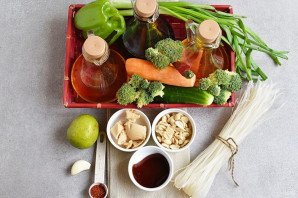 Салат с рисовой лапшой и овощами Салат с рисовой лапшой и овощами