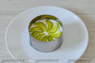 Нежный слоеный салат из авокадо с огурцом, сельдереем и апельсинами Нежный слоеный салат из авокадо с огурцом, сельдереем и апельсинами