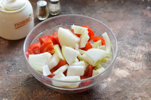 Индейка с баклажанами и помидорами в духовке