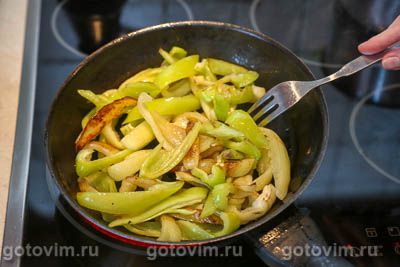 Баклажаны и перцами, обжаренные на сковороде в горчично-медовом соусе Баклажаны и перцами, обжаренные на сковороде в горчично-медовом соусе