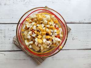 Овощной салат с копченой рыбой