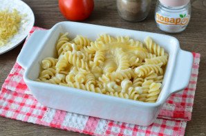 Запеканка из макарон с помидорами и сыром
