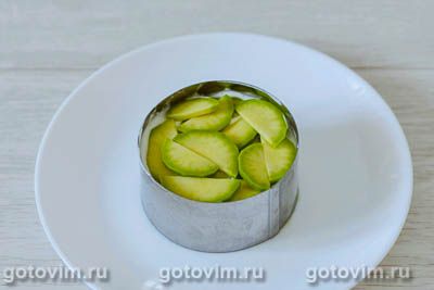 Нежный слоеный салат из авокадо с огурцом, сельдереем и апельсинами Нежный слоеный салат из авокадо с огурцом, сельдереем и апельсинами