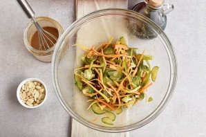 Салат с рисовой лапшой и овощами Салат с рисовой лапшой и овощами