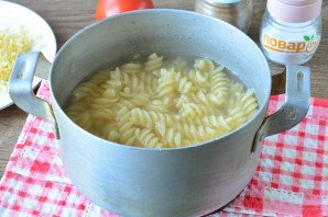 Запеканка из макарон с помидорами и сыром