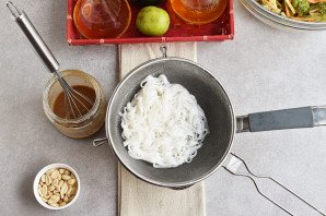Салат с рисовой лапшой и овощами Салат с рисовой лапшой и овощами