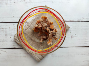 Овощной салат с копченой рыбой