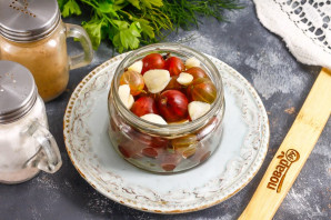 Крыжовник маринованный с чесноком Крыжовник маринованный с чесноком