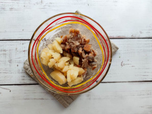 Овощной салат с копченой рыбой