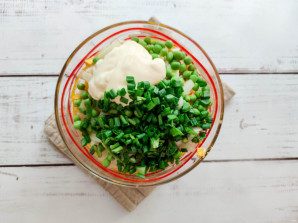 Овощной салат с копченой рыбой