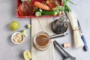 Салат с рисовой лапшой и овощами Салат с рисовой лапшой и овощами
