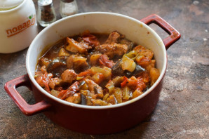 Индейка с баклажанами и помидорами в духовке